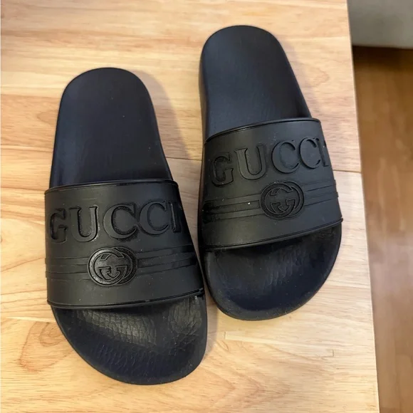 Gucci Black Embossed Logo Rubber Slide Sandals - Picture 3 of 3